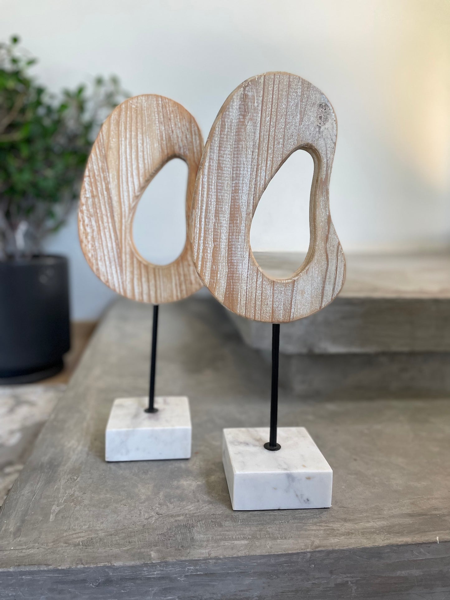 Escultura en madera con pedestal