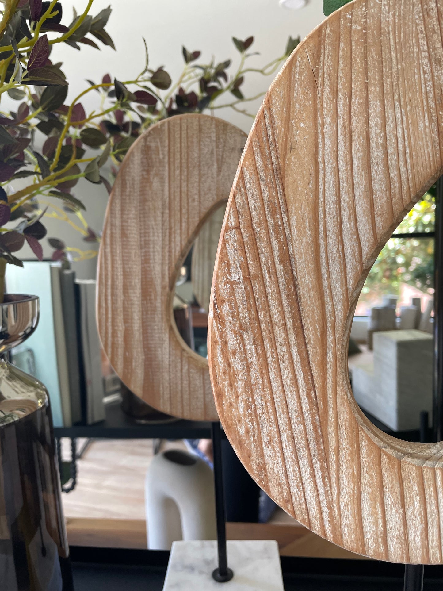 Escultura en madera con pedestal